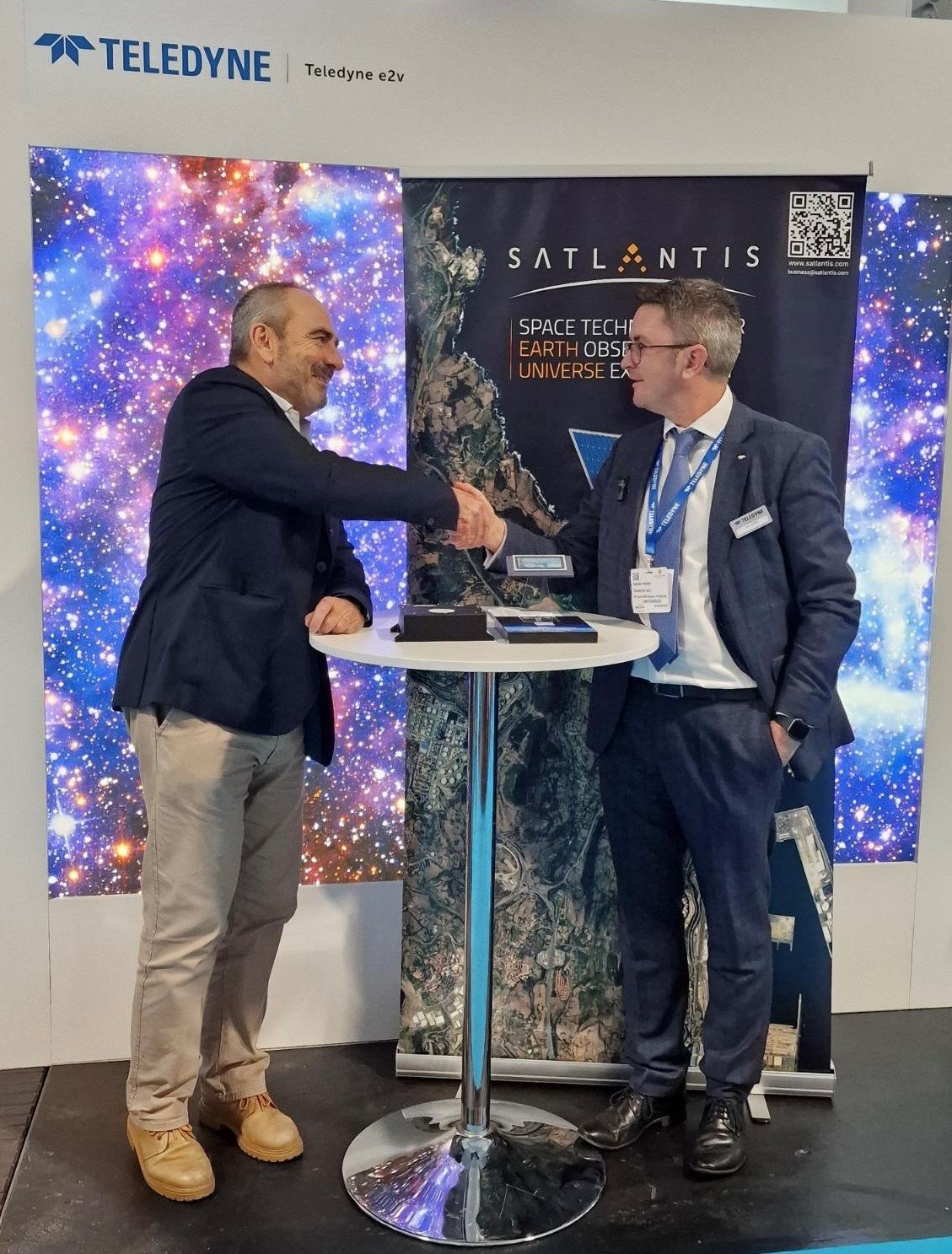 [From left to right] Juan Tomás Hernani (CEO of SATLANTIS) and Daniel Waller, VP&GM of Teledyne Space Imaging, announcing their Partnership on 20 11 2024 at Space Tech Expo Bremen